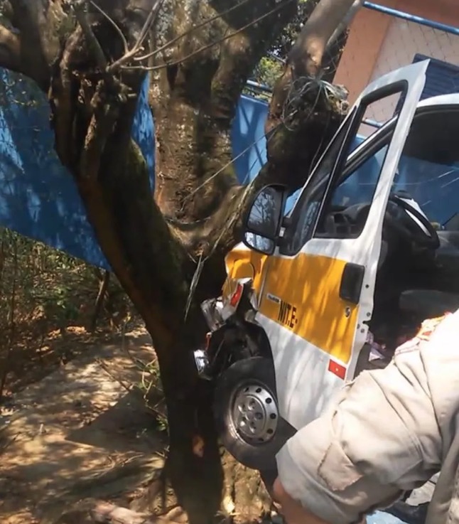 Acidente com van escolar deixa ao menos 8 crianças feridas