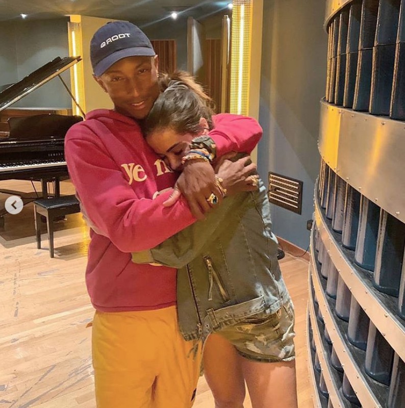 Anitta publica foto ao lado de Pharrell Williams e fãs reagem