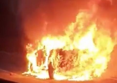 Em avenida de Manaus, pick-up é engolida pelas chamas e deixa trânsito caótico  