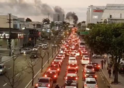 Fotos e vídeos mostram trânsito parado após incêndio de carro em Manaus