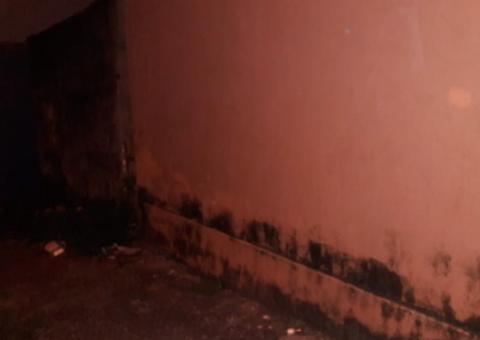 Encapuzados chegam atirando contra homens que conversavam em rua de Manaus