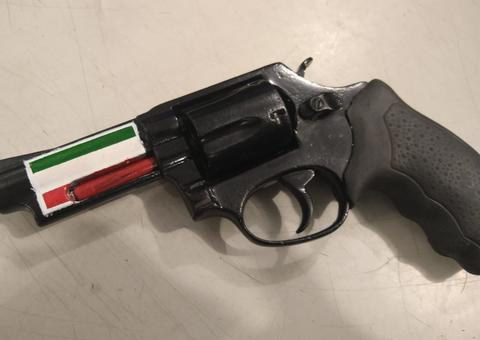 Com passagens pela polícia, motociclista é preso com arma no Amazonas