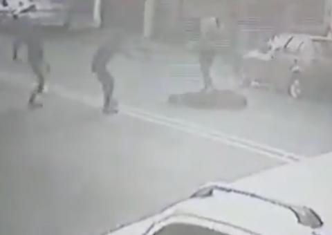 Em Manaus, vídeo mostra trio fuzilando homem enquanto casal tira criança de carro 