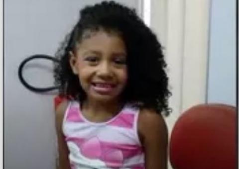Menina de 8 anos morre baleada dentro de van