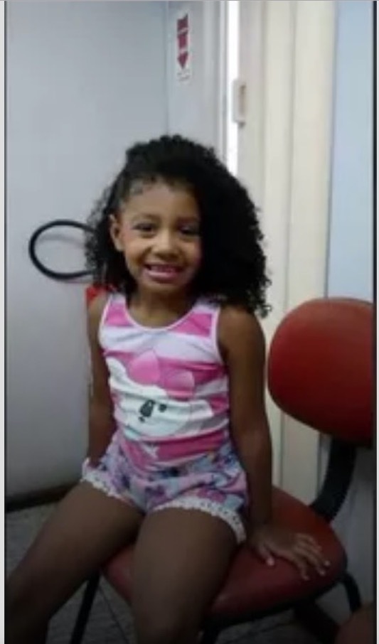Menina de 8 anos morre baleada dentro de van