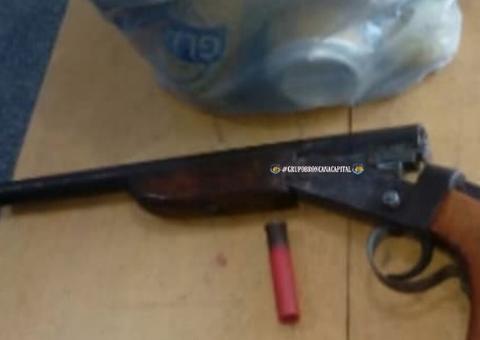 Marido é preso após ameaçar atirar na esposa na frente da família no Amazonas