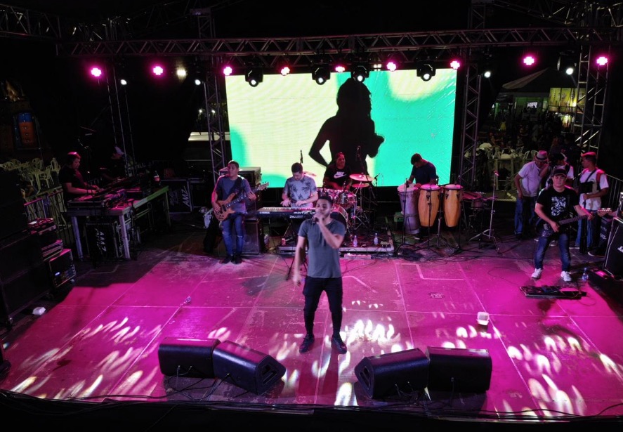 Terceiro dia da feira de agronegócios da Nilton Lins agita público 