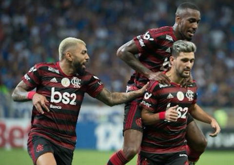 Com dois gols, Flamengo vence Cruzeiro e segue líder do Campeonato Brasileiro 
