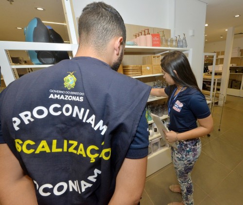Procon notifica 27 estabelecimentos durante fiscalização em shopping de Manaus 