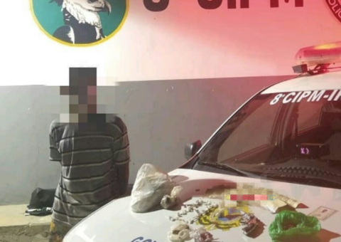 Com moto roubada, homem confessa que guardava arma e drogas em quintal no Amazonas