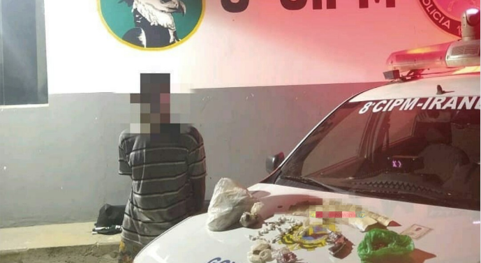 Com moto roubada, homem confessa que guardava arma e drogas em quintal no Amazonas