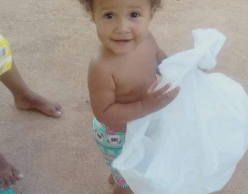 Bebê de 2 anos morre ao ser espancada até a morte; suspeitos são pai e madrasta