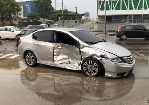 Em Manaus, mulheres ficam presas às ferragens de carros após colisão violenta em avenida