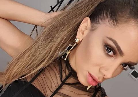Com biquíni que não dá conta do recado, Anitta aparece dançando antes de show