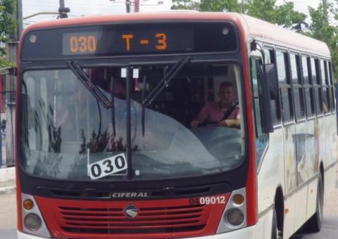 Em Manaus, passageiros pulam por janelas de ônibus para escapar de tiros durante assalto