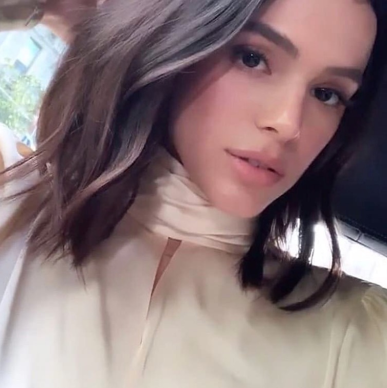 Em Milão, Bruna Marquezine posa ao lado de ator de 'Vingadores'  