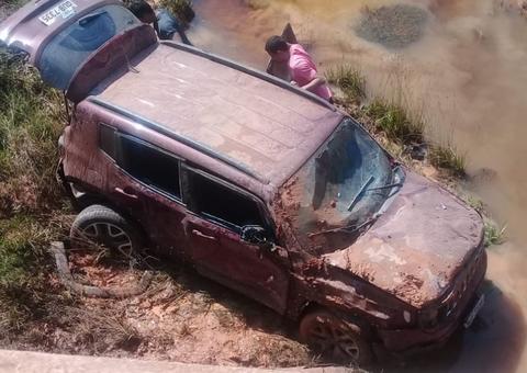 Presidente do Sinteam fica ferida após carro despencar de ponte na BR-319 no Amazonas