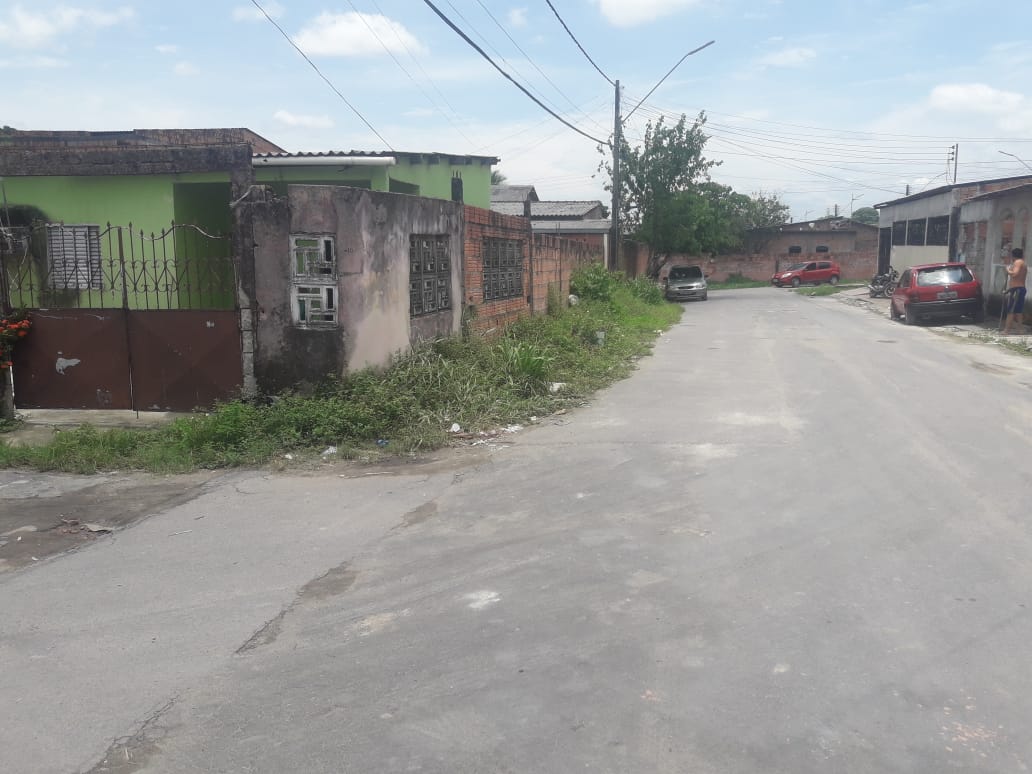 Com carro, criminosos prensam homem contra muro e o executam a tiros em Manaus