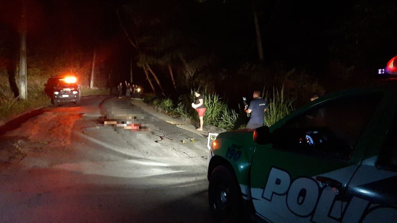Corpo de homem é encontrado com tiros nas costas no meio da rua em Manaus
