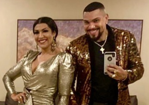 Naldo tira calcinha de Moranguinho com a boca em vídeo picante 