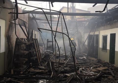 Fábrica de papelão pega fogo e causa pânico entre moradores em Manaus