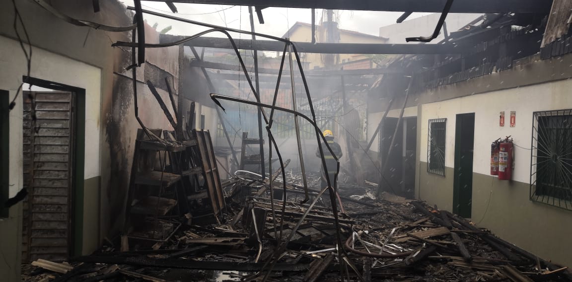 Fábrica de papelão pega fogo e causa pânico entre moradores em Manaus