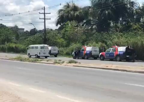 Criminosos assaltam distribuidora e fogem abandonando armas em mata de Manaus