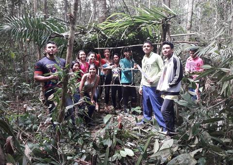 Sem estrutura, estudantes do Amazonas fazem da floresta seu laboratório e vão conhecer o Papa