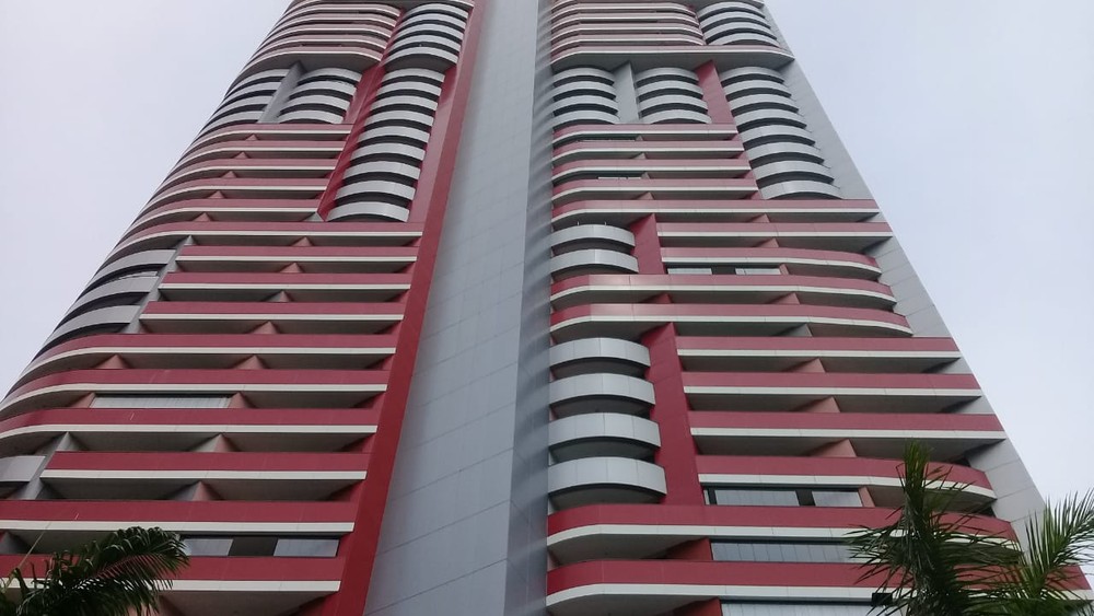 Adolescente de 12 anos cai do 9° andar de hotel e morre 