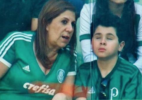 Mãe que narra jogos do Palmeiras para filho deficiente visual ganha prêmio da Fifa