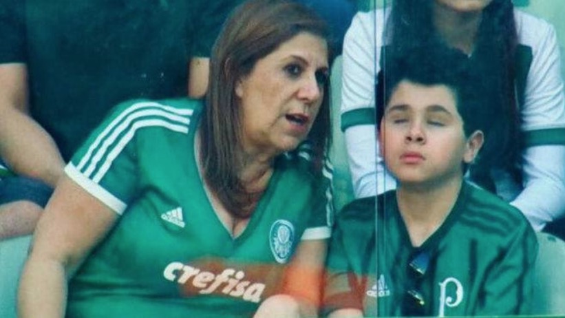Mãe que narra jogos do Palmeiras para filho deficiente visual ganha prêmio da Fifa