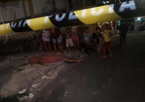 Homem é assassinado com vários tiros por dupla misteriosa em rua de Manaus
