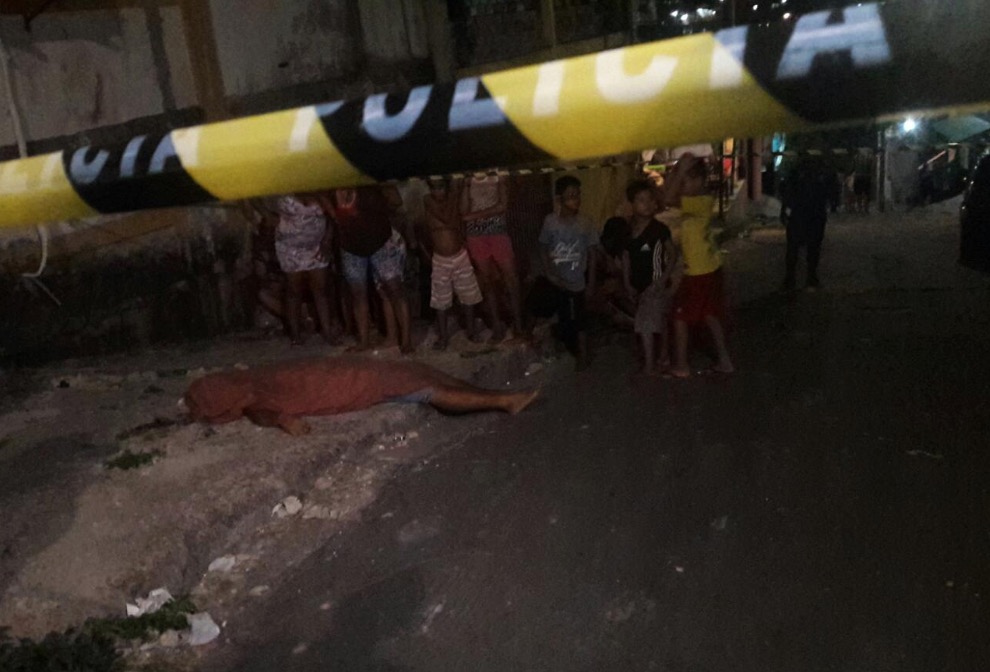 Homem é assassinado com vários tiros por dupla misteriosa em rua de Manaus