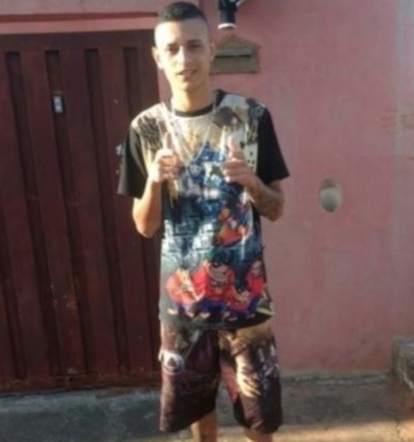 Jovem é morto a facadas; ex-namorada e família são suspeitas do crime