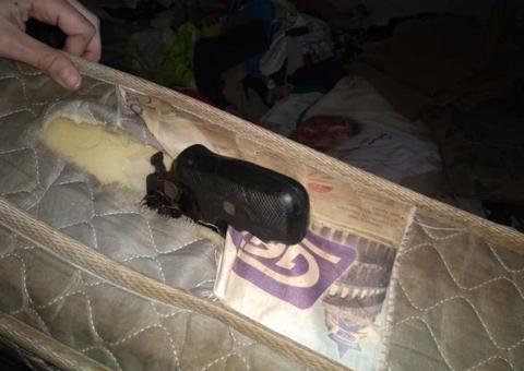 Após tiroteio, suspeitos são presos com arsenal escondido em colchão em Manaus