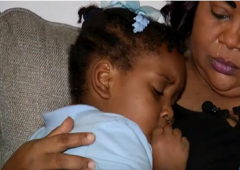 Policial é demitido após algemar e prender duas crianças de 6 anos