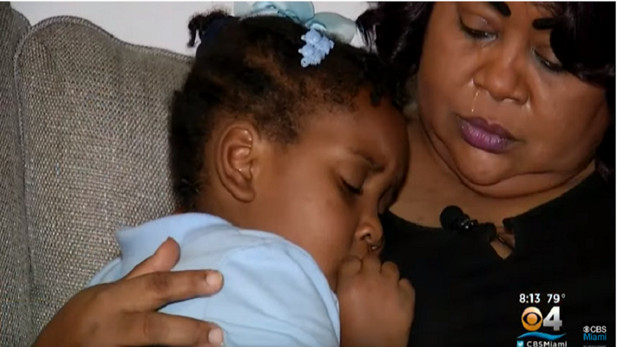 Policial é demitido após algemar e prender duas crianças de 6 anos