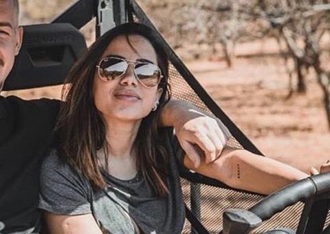 Na África do Sul, Anitta posa com bonitão e fãs especulam romance: 'shippando'