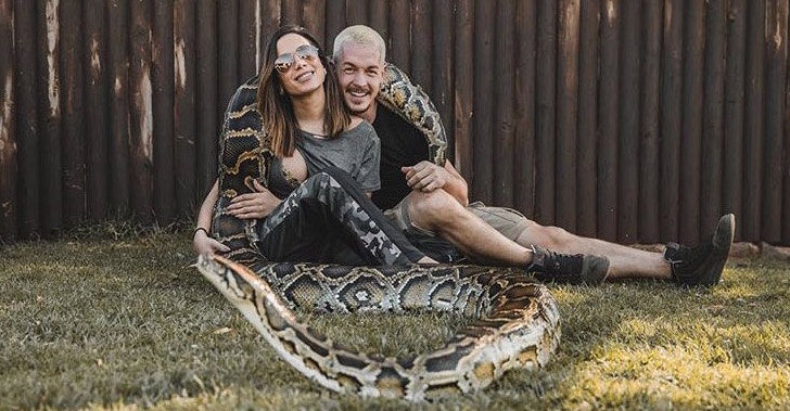 Na África do Sul, Anitta posa com bonitão e fãs especulam romance: 'shippando'