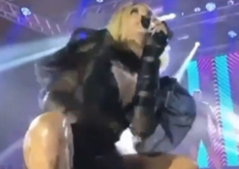  Vídeo: Pabllo Vittar recebe CD de fã e esfrega em partes íntimas durante show 