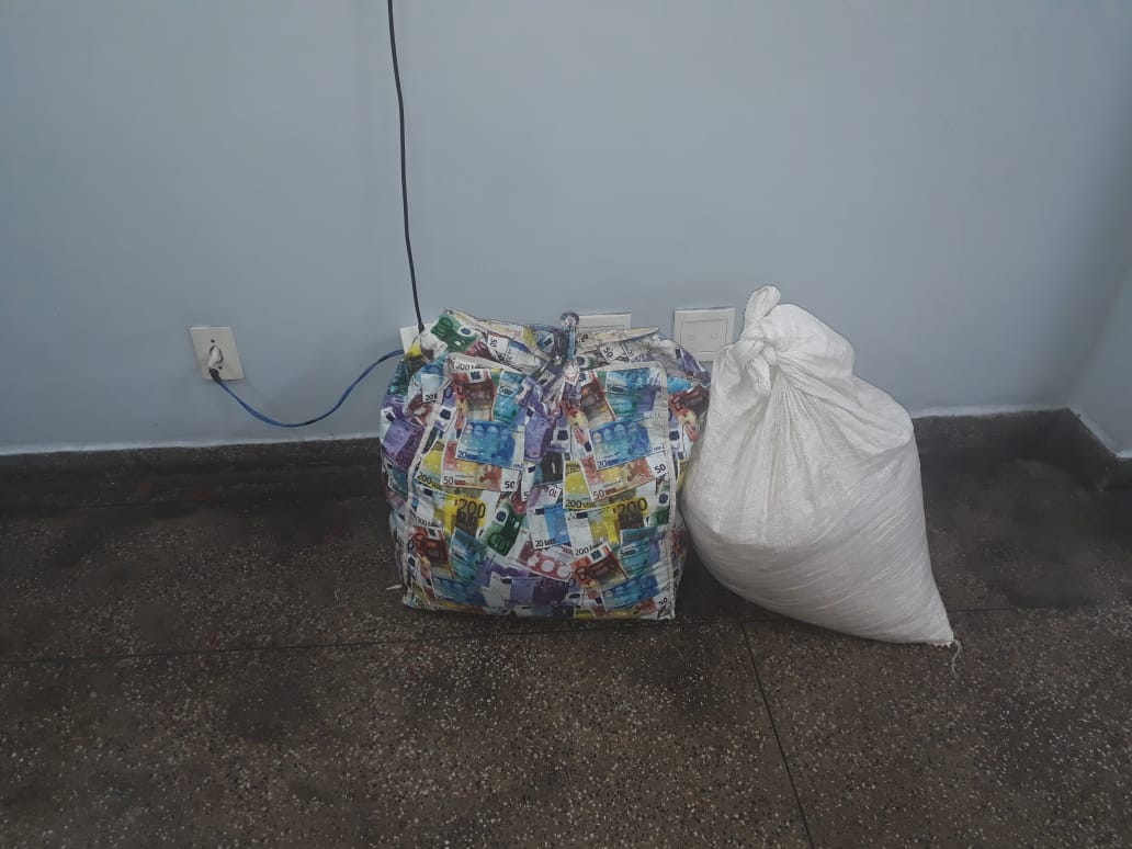  Dupla é detida suspeita de furtar sacas de farinha em feira de Manaus