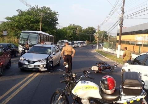 Em Manaus, acidente em rotatória deixa motociclista ferido e trânsito parado 