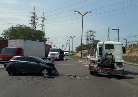 Mulher fica ferida em acidente entre carro e caminhão reboque em Manaus