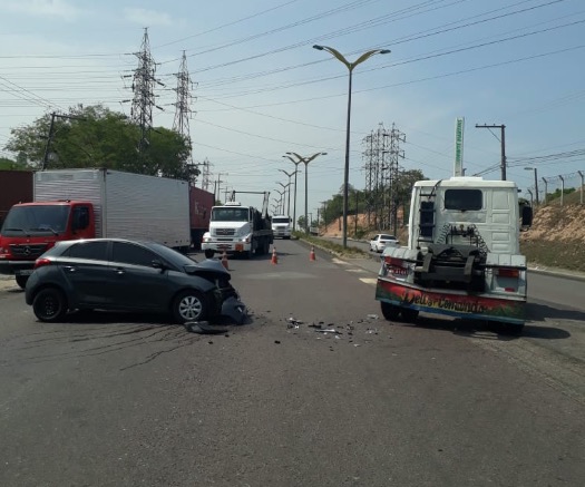 Mulher fica ferida em acidente entre carro e caminhão reboque em Manaus