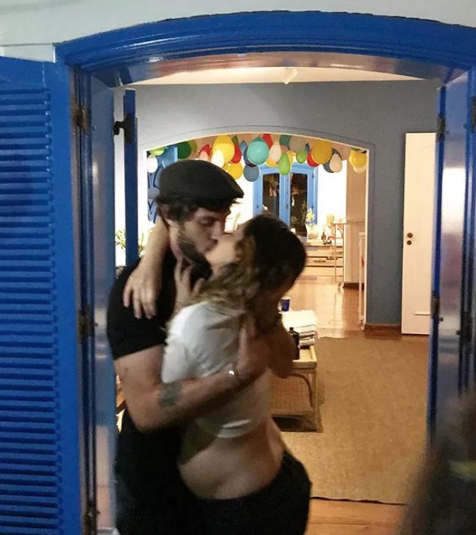 Aos beijos, Chay Suede se declara a Laura Neiva: 'completamente louco por você'