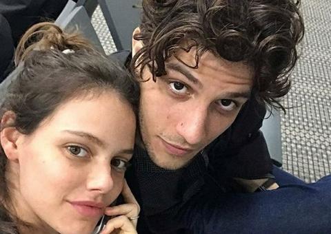 Aos beijos, Chay Suede se declara a Laura Neiva: 'completamente louco por você'