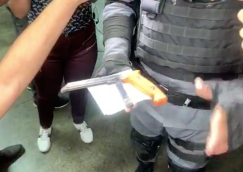 Suspeito de assaltar aluna é espancado no Centro de Manaus