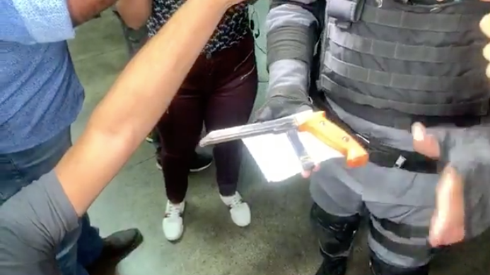 Suspeito de assaltar aluna é espancado no Centro de Manaus