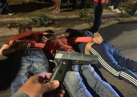 Trio é preso suspeito de arrastões em paradas de ônibus em Manaus