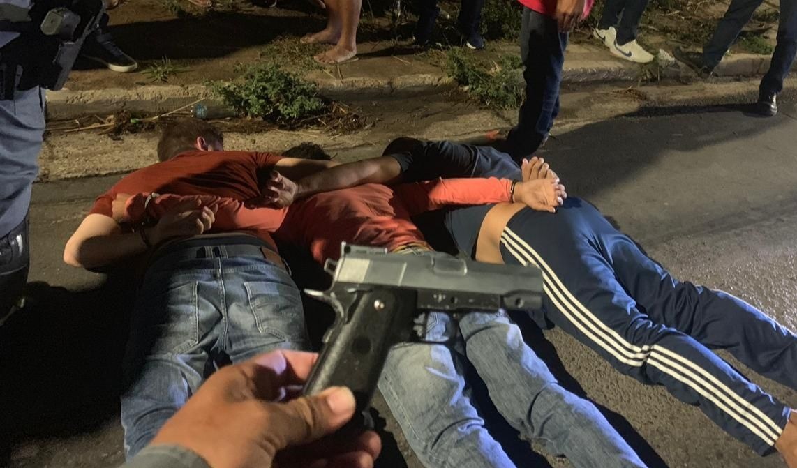 Trio é preso suspeito de arrastões em paradas de ônibus em Manaus